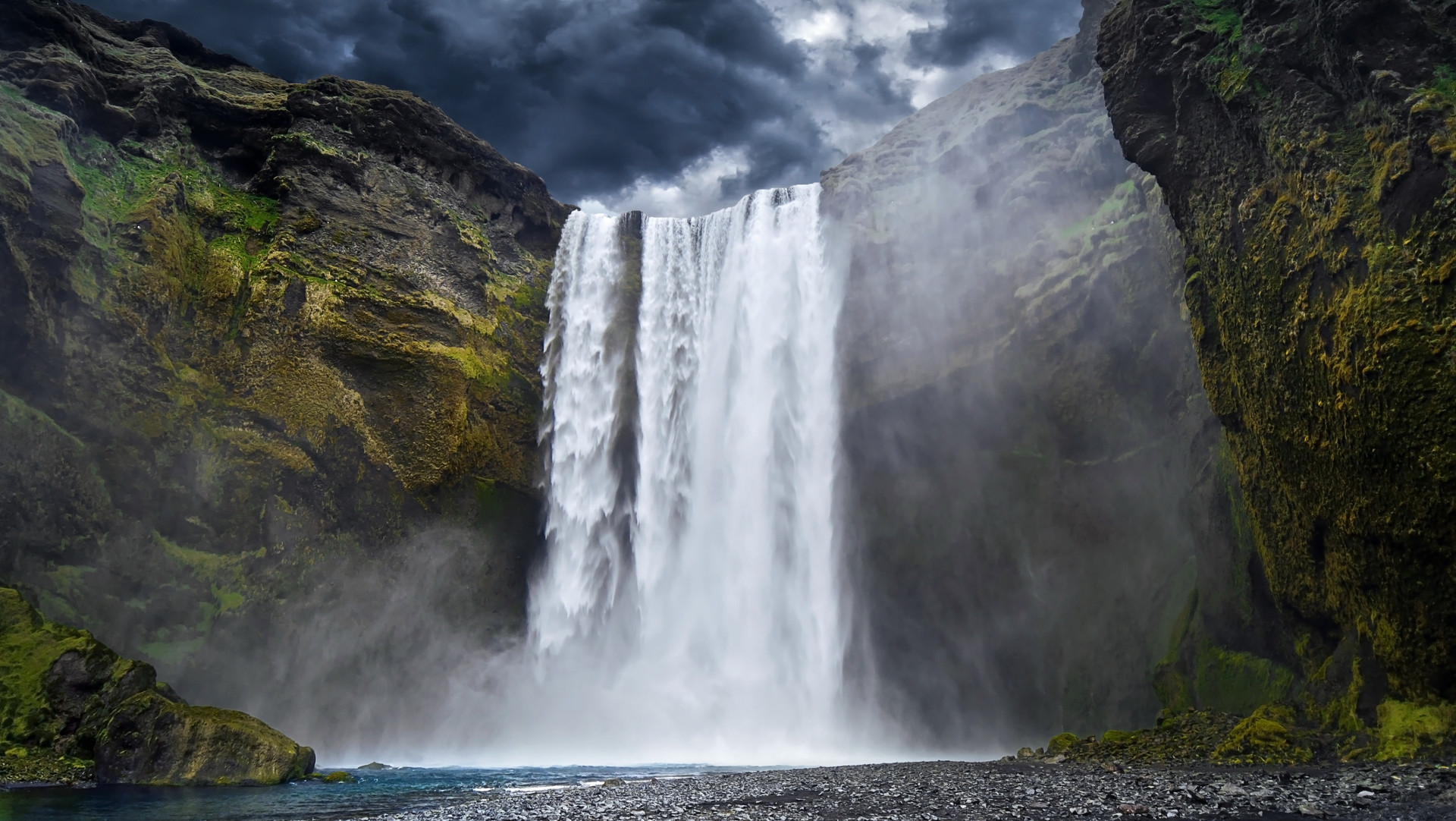 Custom Travel Planner Network-Iceland-Waterfall