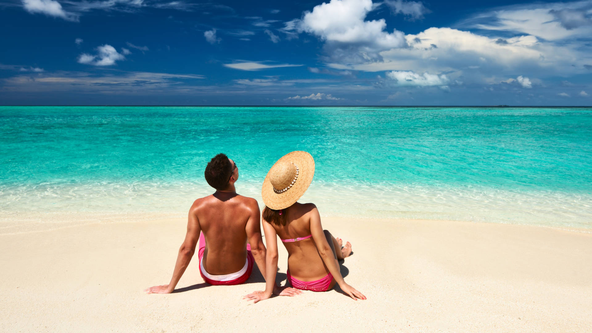 Custom Travel Planner Network-Maldives-Couple on Beach