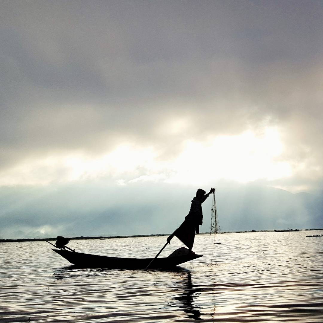 Custom-Travel-Planner-Network-2-SM-Burma-Inle-lake-rowing