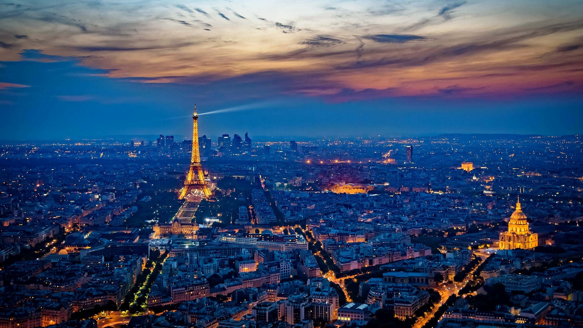 Custom-Travel-Planner-Network-France-Eiffel-tower-